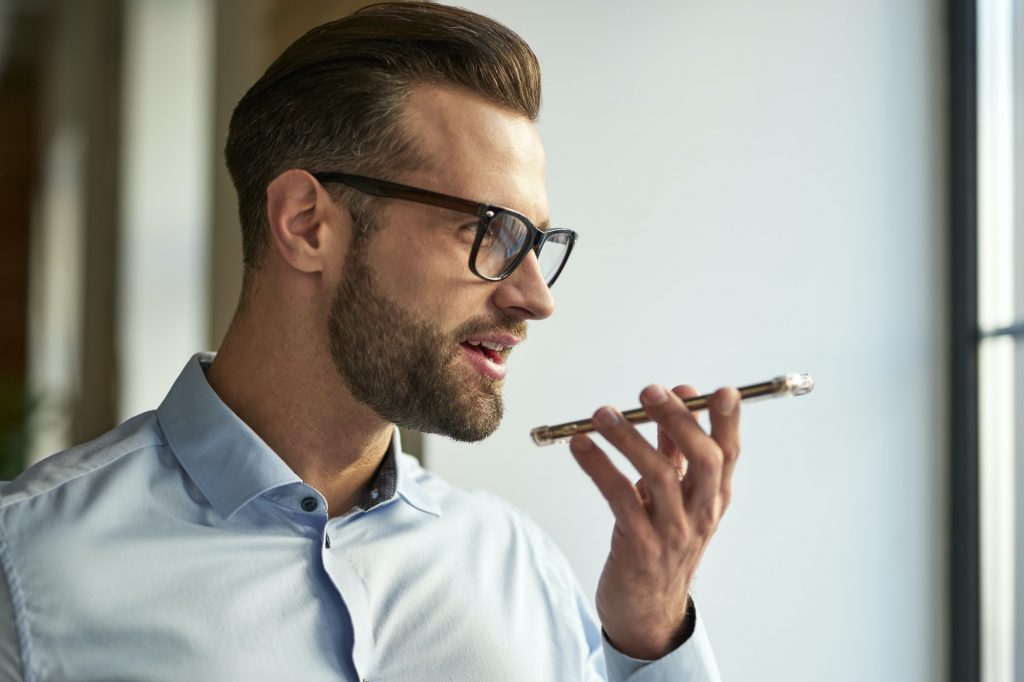 Communicating with colleagues via voice messages in the internet
